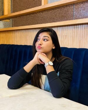 Kaushiki Chopra Instagram - Giving different poses to look good in one picture! Nothing else🙂💖
.
.
.
.
.
.
.
#pictures #post #postoftheday #black #picoftheday #trending