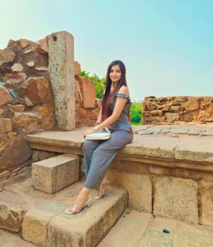 Kaushiki Chopra Instagram - Not everyone feels excited about monuments and their history🤎🩶💚💛
.
.
.
.
.
#hauzkhasvillage #hauzkhas #delhi #monuments #delhimonuments #explore #feeds #instapost #instapic #sunset #view #greenary #tomb