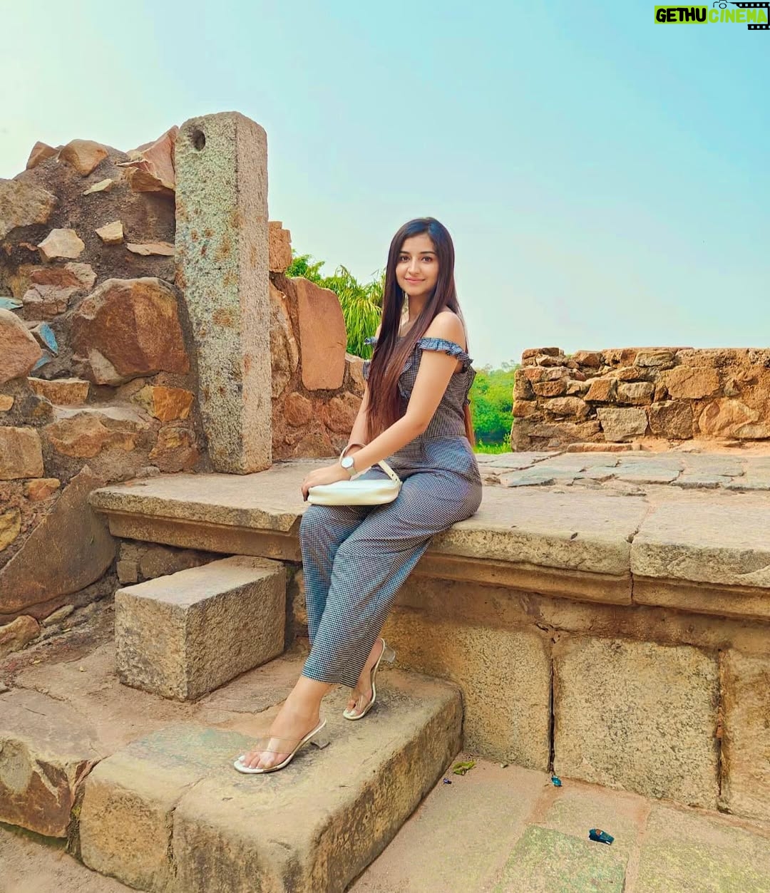 Kaushiki Chopra - 8.5K Likes - Not everyone feels excited about monuments and their history🤎🩶💚💛 
.
.
.
.
.
#hauzkhasvillage #hauzkhas #delhi #monuments #delhimonuments #explore #feeds #instapost #instapic #sunset #view #greenary #tomb