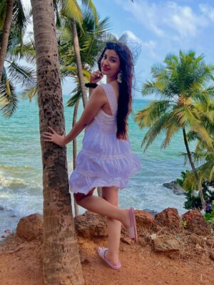 Kaushiki Chopra Instagram - Good vibes happen on the tides 🌴💖
#goa #trip #southgoa #travel #photography #beautifulposes #girlonthebeach #whitedress
