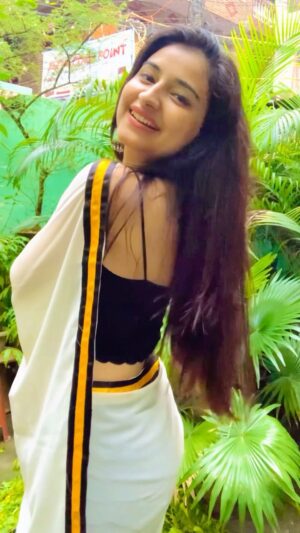 Kaushiki Chopra Instagram - Bcz i like this colour 🤍
.
.
.
.
.
.
.
.
.
.
.
#reels #instagram #trending #laungdalashkara #explore #reelsinstagram