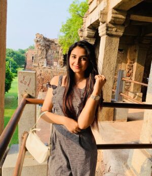 Kaushiki Chopra Instagram - Not everyone feels excited about monuments and their history🤎🩶💚💛
.
.
.
.
.
#hauzkhasvillage #hauzkhas #delhi #monuments #delhimonuments #explore #feeds #instapost #instapic #sunset #view #greenary #tomb