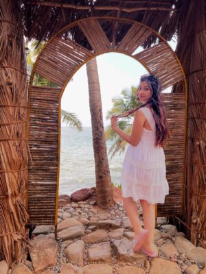Kaushiki Chopra Instagram - Good vibes happen on the tides 🌴💖
#goa #trip #southgoa #travel #photography #beautifulposes #girlonthebeach #whitedress