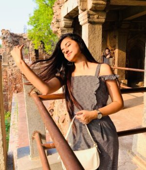 Kaushiki Chopra Instagram - Not everyone feels excited about monuments and their history🤎🩶💚💛
.
.
.
.
.
#hauzkhasvillage #hauzkhas #delhi #monuments #delhimonuments #explore #feeds #instapost #instapic #sunset #view #greenary #tomb
