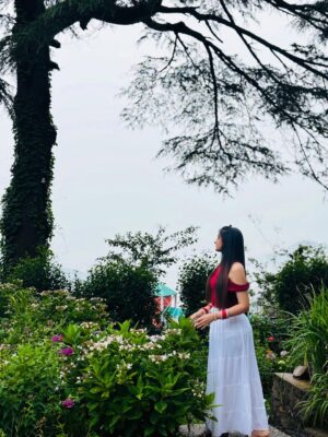 Kaushiki Chopra Instagram - Adding a little Shimla shine to my timeline ✨
#shimla #mountain #familytrip #beautifulpose #naturelove #cat