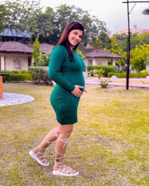 Kavy Instagram - New Phase New Journey❤️🤰 Merry Christmas🎄
.
.
Edit by: @rohit__photography____ 
.
.
#imkavy #pregnancy #pregnant #photooftheday #photo #photography #picoftheday #merrychristmas #christmas