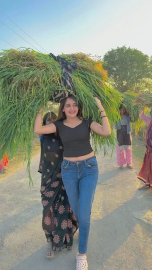 Kavya Yadav Instagram - Respect For Aunty✨Itna Boj Uthana Aasan Nahi Hai And Gaon Ke Aunty Roj Ye Uthakar Lekar Jate Hai🫶🏻💫💗
#reels