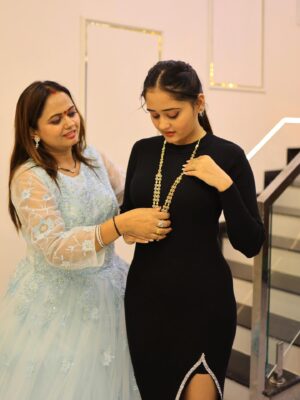 Kavya Yadav Instagram - Mummy Ne Unka Gift Mujhe Diya Ke Ye Tere Liye Hi Hai🥹🥹🥹✨🤍
@adv.ianuu.yadav 😍😘But Ye Papa Ne Aapke Liye Laaya Hai Ye Aapka Gift Hai😝🙈Love youuu🥰😘🤍✨