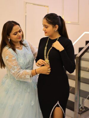 Kavya Yadav Instagram - Mummy Ne Unka Gift Mujhe Diya Ke Ye Tere Liye Hi Hai🥹🥹🥹✨🤍
@adv.ianuu.yadav 😍😘But Ye Papa Ne Aapke Liye Laaya Hai Ye Aapka Gift Hai😝🙈Love youuu🥰😘🤍✨