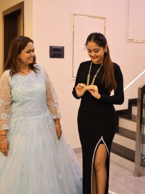 Kavya Yadav Instagram - Mummy Ne Unka Gift Mujhe Diya Ke Ye Tere Liye Hi Hai🥹🥹🥹✨🤍
@adv.ianuu.yadav 😍😘But Ye Papa Ne Aapke Liye Laaya Hai Ye Aapka Gift Hai😝🙈Love youuu🥰😘🤍✨