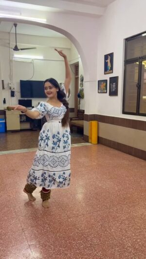 Kavya Yadav Instagram - “Main girti bhi hoon, sambhalti bhi hoon… har roz thodi aur behtar bante jaati hoon✨✨
#kathak #bindasskavya