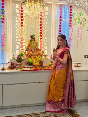 Kavya Yadav Instagram - Ganpati Bappa Moryaa……🤍🙏🏻✨
Sath Paaya Tera Hey Devaa Shree Ganeshaaa❤️
#bindasskavya #ganpatibappamorya🙏 #ganeshchaturthi2025 #virelpost #bindasskavya