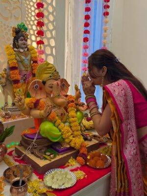 Kavya Yadav Instagram - Ganpati Bappa Moryaa……🤍🙏🏻✨
Sath Paaya Tera Hey Devaa Shree Ganeshaaa❤️
#bindasskavya #ganpatibappamorya🙏 #ganeshchaturthi2025 #virelpost #bindasskavya