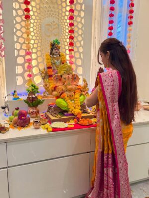 Kavya Yadav Instagram - Ganpati Bappa Moryaa……🤍🙏🏻✨
Sath Paaya Tera Hey Devaa Shree Ganeshaaa❤️
#bindasskavya #ganpatibappamorya🙏 #ganeshchaturthi2025 #virelpost #bindasskavya