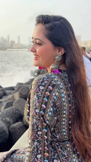 Kavya Yadav Instagram - Never get demotivated by someone else’s demotivation, they can’t tolerate your success, they can’t see how you are going so far🤍🫶🏻
Jalo Aur Jalaugi😎🙈