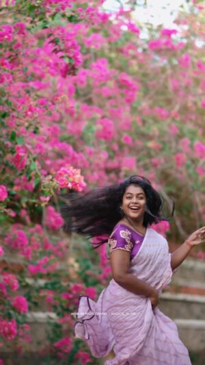 Keerthana Ravindran Instagram - Ee saree um ee background um 😍🌸 Saree @_zeyrahs_designs_