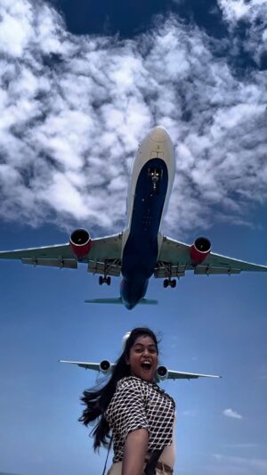 Keerthana Ravindran Instagram - Ethra flight spot cheyan paty!? Commenteytho 😃 @immanuelholidays
Save and follow for more travel content @half_girlfrnd
Travel Partner @immanuelholidays, For Best Thailand Package Tours, Contact 9786329777
#thailand #maikhao #maikhaobeach✈️✈️✈️✈️✈️
#planespotting #boeing #airbus #planelovers
#planeporn #thailand #thailandtravel
#thingstodointhailand
#keerthanaravindran #halfgirlfriend #halfgirlfrnd #kerala
#keralainfluencer #soloinfluencer #chennai #trivandrum #kochi
#chennaiinfluencer
#trending #travelgoals #thailandspecial
#besttraveldestinations #besttravelcompany