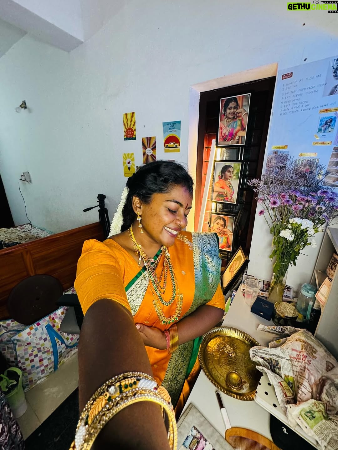 Keerthana Ravindran - 40K Likes - Recreating amma's wedding look 💖🥰 Amma in 1997 
Weddinglook recreation 🤌🏽