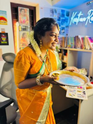 Keerthana Ravindran Instagram - Recreating amma's wedding look 💖🥰 Amma in 1997
Weddinglook recreation 🤌🏽