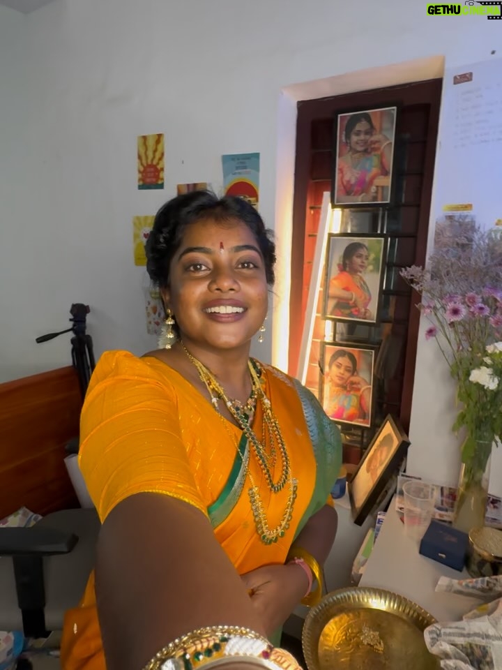 Keerthana Ravindran - 40K Likes - Recreating amma's wedding look 💖🥰 Amma in 1997 
Weddinglook recreation 🤌🏽