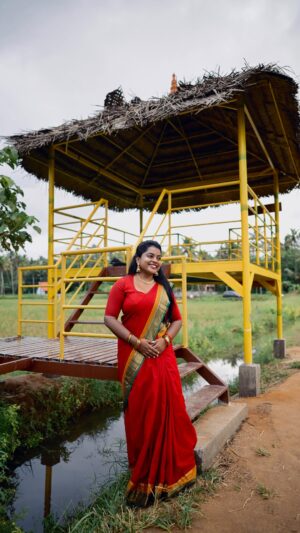 Keerthana Ravindran Instagram - Ivalaaro 😍🌼❤️ idhedh movie song anenn parayavo? 😌 

VC @akhil_a_r_photography 
Cuts @magicxl_mutes 

[ malayalam trending, malayalam romantic songs, malayalam, songs trending, trending malayalam, banaras movie song, chaandhu thottille, chaand thottille, kavya madhavan songs, kavyamadhavan, silk saree, new saree trend, onam saree varieties, onam sarees, red saree, onam video, onam dance, dance videos, mudapuram, mudapuram onakkudil, places in attingal, attingal, trivandrum, thiruvananthapuram, malayalam onam songs]