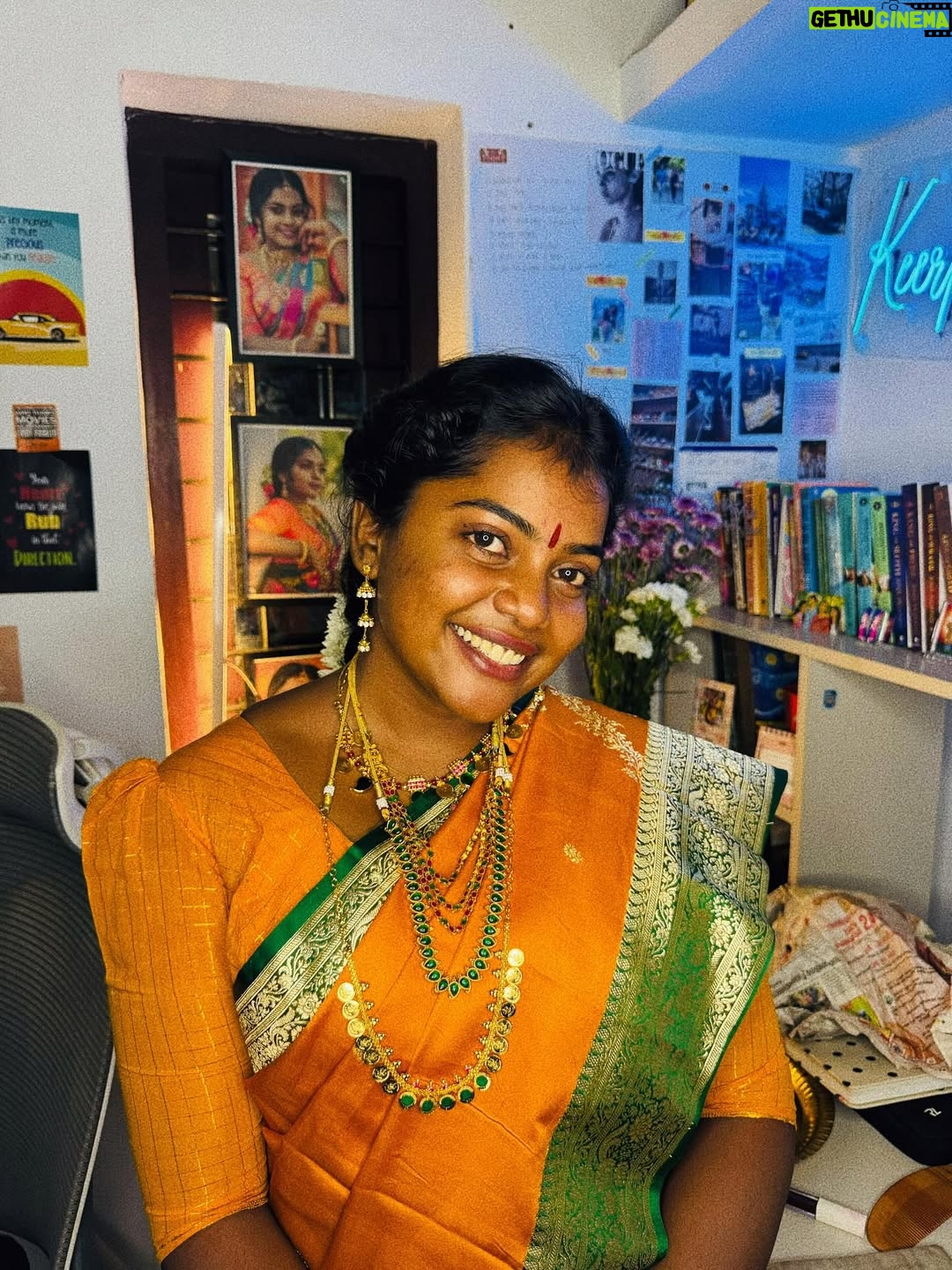 Keerthana Ravindran - 40K Likes - Recreating amma's wedding look 💖🥰 Amma in 1997 
Weddinglook recreation 🤌🏽