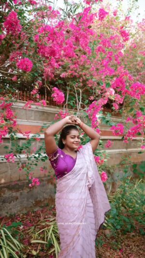Keerthana Ravindran Instagram - E video actually oru movie song promotionu vendi eduthath aanu, unfortunately video intresting allann paranj avar reject aki 😬 so here i present the uninstresting video with another song 🤧
By the way beautiful Saree from @_zeyrahs_designs_