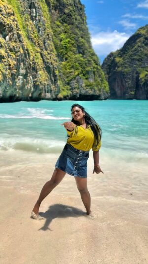 Keerthana Ravindran Instagram - Waited to do Sawadeeka till i reach Thailand 🇹🇭🏝️
Travel Partner @immanuelholidays, For Best Thailand Package Tours, Contact 9786329777
Save and follow for more @half_girlfrnd
#thailand #phiphiisland #malkhaobeach, #phiphi #phiphiislands #mayabay #beachlovers #phuket #thailand #thailandtravel #thingstodointhailand
#keerthanaravindran #halfgirlfriend #halfgirlfrnd #kerala
#keralainfluencer #soloinfluencer #chennai #trivandrum #kochi #chennaiinfluencer
#trending #travelgoals #thailandspecial #besttraveldestinations #besttravelcompany #krabi #krabithailand #phuketthailand