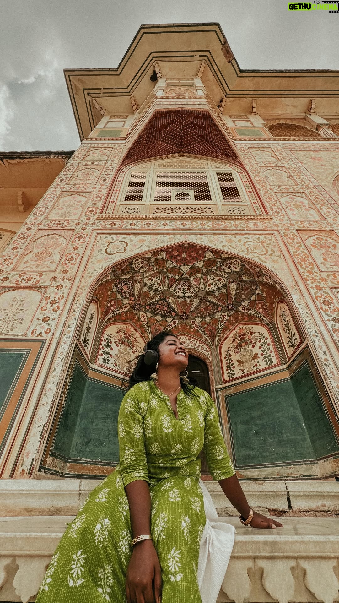 Keerthana Ravindran - 104.4K Likes - thettukal kore und.. Aa location kandapo paadathirikkan pateela 🥹💕 VC @r_i_y_ass