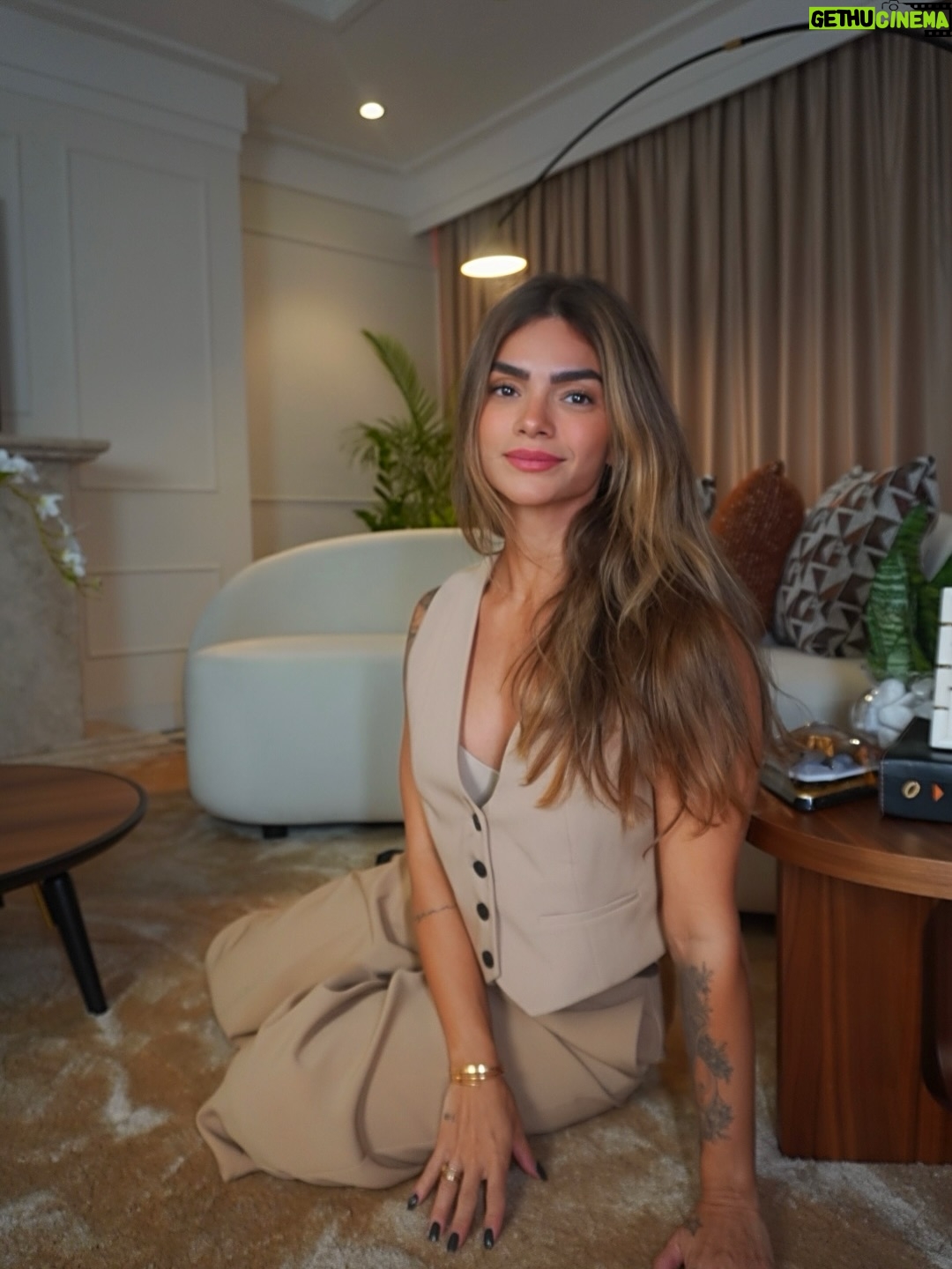 Kelly Key - 33.3K Likes - Amanhã tem Ep.2 de 40TONA 🖤
⠀
Já me chamaram de intensa. De exagerada. Já tentaram me podar porque ser mulher forte assusta.
⠀
No segundo episódio da série, eu falo sobre a liberdade de ser quem se é, mesmo quando isso incomoda.
⠀
✨ É um papo reto sobre autenticidade, sobre amadurecer sem se apagar. E sobre como aprendi que sentir muito é presença, não fraqueza.
⠀
Prepare-se pra mais uma conversa daquelas que cutuca, acolhe e transforma. Se você já teve que diminuir sua luz pra caber em algum lugar… esse episódio é pra você.
⠀
Ative as notificações e me encontra aqui amanhã: 16h (Brasil) / 20h (Angola).
⠀
#Quarentona #Episodio2 #Mulherismo #Autenticidade #IntensidadeÉPresença