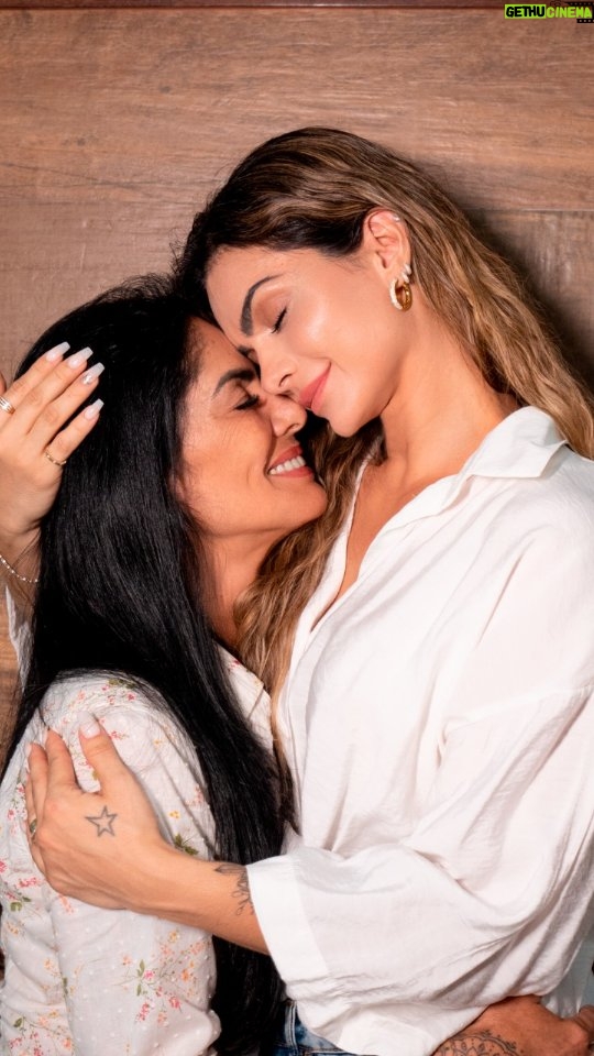 Kelly Key - 91.1K Likes - Cantar com a minha mãe é como voltar no tempo…
Leve, divertido, cheio de afeto.

Nesse Dia das Mães, celebro a mulher que me ensinou sobre força, generosidade e amor incondicional.
Ela é minha raiz, meu exemplo, minha base.

Me reconheço nela, nos gestos, nas palavras, nos instintos maternais que hoje vivem em mim.

E estendo esse carinho a todas as mães: que vocês sejam vistas, ouvidas, valorizadas e abraçadas — não só hoje, mas todos os dias.

Feliz Dia das Mães!

#diadasmaes