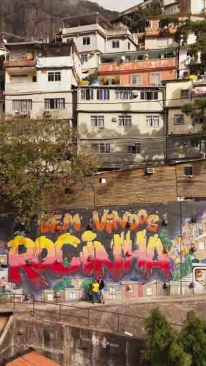 Kelly Key Instagram - Eu fui conhecer a Maior Favela do Brasil - A Favela da Rocinha ! E é cheia de história, cultura e uma vista de tirar o fôlego ! Quem não conhece, vai ter que BABA, BABY 😮💨 e quem quiser conhecer, só chamar o @betour_rj
#riodejaneiro #faveladarocinha #rj
