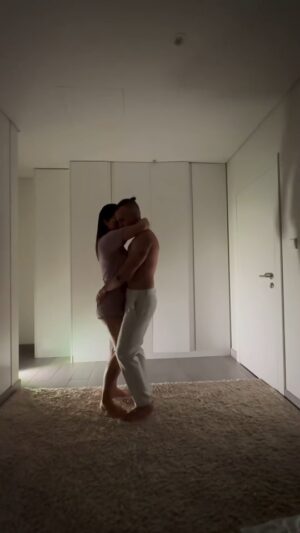 Kelly Key Instagram - Amar é fácil nos dias leves.
Difícil é escolher amar todos os dias, inclusive quando cansa.
Quando há silêncio, divergência ou rotina.
Especialmente hoje, no Dia dos Namorados…
Eu poderia vir aqui falar do amor perfeito.
Mas prefiro falar do amor real.
Daquele que sobrevive às mudanças, às fases, às escolhas difíceis.
Do amor que eu decidi viver. E que continuo decidindo.
Amar foi olhar pra minha história, pra tudo que vivi antes de nós…
e mesmo assim, escolher ficar.
Escolher apostar.
Escolher cuidar.
Foram tantas fases, tantas mudanças,
tantas versões de mim…
E em todas elas, eu segui escolhendo ele.
E ele, me escolhendo também.
As vezes em que escolhi ficar.
As vezes em que escolhi perdoar.
As vezes em que me calei pra escutar.
As vezes em que me transformei por mim, por nós.
Nos amamos como dá:
entre rotina, filhos, empresa, projetos…
mas nunca deixamos de nos olhar com verdade.
Com parceria. Com fé.
Hoje eu só quero dizer:
valeu cada renúncia.
Porque o que construímos é tão maior
do que qualquer plano que eu poderia ter sozinha.
Feliz Dia dos Namorados
pra quem me tira do sério e me devolve pro meu eixo.
Pra quem me fez mulher, mãe, e mesmo depois de tanto tempo
me faz querer ser melhor.
Te amo, Mico.
E sim: eu ainda escolho você. Todos os dias. ❤️
E se você me perguntar hoje o que é amar…
Eu respondo:
é ter coragem de continuar escolhendo o mesmo coração,
mesmo quando nós já não somos mais os mesmos.
PS: o vídeo é antigo, mas o amor (e a dança!) continuam os mesmos. Só usamos esse porque tá difícil competir com aquela sobra de tempo para produzir danças novas 😁🤌🏼
#diadosnamorados #kellykey
