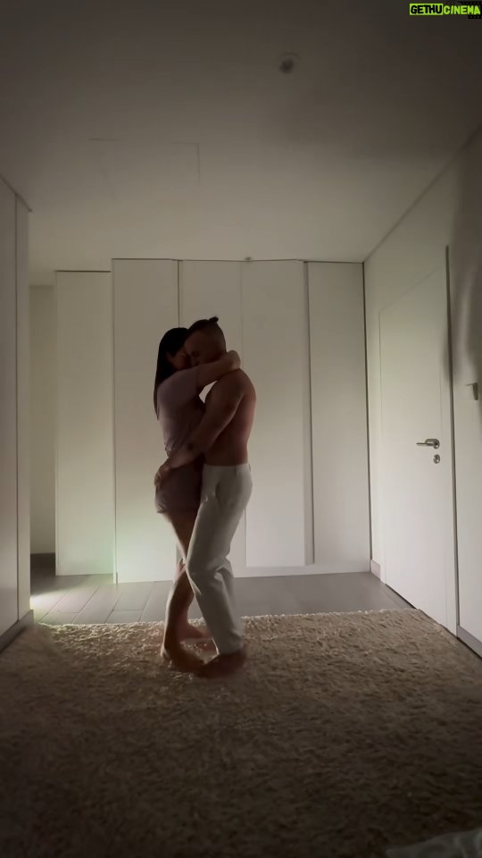 Kelly Key - 55.7K Likes - Amar é fácil nos dias leves.
Difícil é escolher amar todos os dias, inclusive quando cansa.
Quando há silêncio, divergência ou rotina.

Especialmente hoje, no Dia dos Namorados…
Eu poderia vir aqui falar do amor perfeito.
Mas prefiro falar do amor real.
Daquele que sobrevive às mudanças, às fases, às escolhas difíceis.
Do amor que eu decidi viver. E que continuo decidindo.

Amar foi olhar pra minha história, pra tudo que vivi antes de nós…
e mesmo assim, escolher ficar.
Escolher apostar.
Escolher cuidar.

Foram tantas fases, tantas mudanças,
tantas versões de mim…
E em todas elas, eu segui escolhendo ele.
E ele, me escolhendo também.

As vezes em que escolhi ficar.
As vezes em que escolhi perdoar.
As vezes em que me calei pra escutar.
As vezes em que me transformei por mim, por nós.

Nos amamos como dá:
entre rotina, filhos, empresa, projetos…
mas nunca deixamos de nos olhar com verdade.
Com parceria. Com fé.

Hoje eu só quero dizer:
valeu cada renúncia.
Porque o que construímos é tão maior
do que qualquer plano que eu poderia ter sozinha.

Feliz Dia dos Namorados
pra quem me tira do sério e me devolve pro meu eixo.
Pra quem me fez mulher, mãe, e mesmo depois de tanto tempo
me faz querer ser melhor.

Te amo, Mico.
E sim: eu ainda escolho você. Todos os dias. ❤️

E se você me perguntar hoje o que é amar…
Eu respondo:
é ter coragem de continuar escolhendo o mesmo coração,
mesmo quando nós já não somos mais os mesmos.

PS: o vídeo é antigo, mas o amor (e a dança!) continuam os mesmos. Só usamos esse porque tá difícil competir com aquela sobra de tempo para produzir danças novas 😁🤌🏼

#diadosnamorados #kellykey