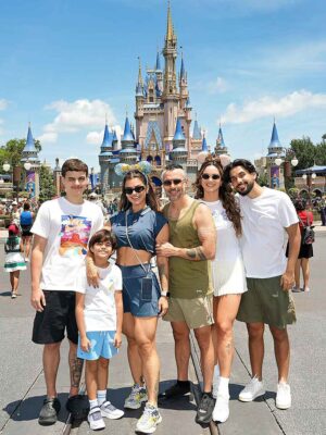 Kelly Key Instagram - A Disney 🏰🐭🎆 é linda, encantadora, grandiosa mas o que torna essa experiência realmente especial é estarmos juntos… Entre filas, risadas, sorvetes, brinquedos e abraços apertados no meio do parque…
A maior aventura é essa: construir memórias que vão durar pra sempre. Essa é a mágica que nenhuma atração no mundo supera. ✨