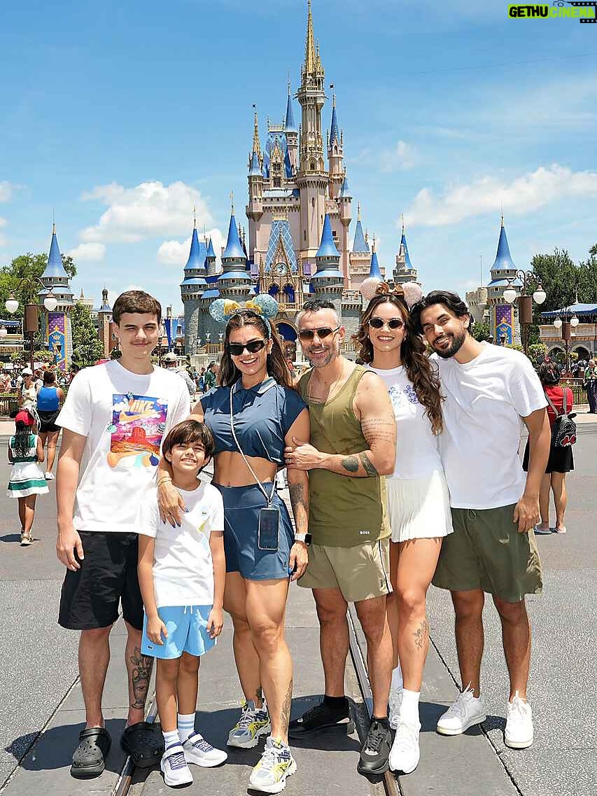 Kelly Key - 75.4K Likes - A Disney 🏰🐭🎆 é linda, encantadora, grandiosa mas o que torna essa experiência realmente especial é estarmos juntos… Entre filas, risadas, sorvetes, brinquedos e abraços apertados no meio do parque…

A maior aventura é essa: construir memórias que vão durar pra sempre. Essa é a mágica que nenhuma atração no mundo supera. ✨