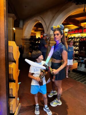 Kelly Key Instagram - A Disney 🏰🐭🎆 é linda, encantadora, grandiosa mas o que torna essa experiência realmente especial é estarmos juntos… Entre filas, risadas, sorvetes, brinquedos e abraços apertados no meio do parque…
A maior aventura é essa: construir memórias que vão durar pra sempre. Essa é a mágica que nenhuma atração no mundo supera. ✨