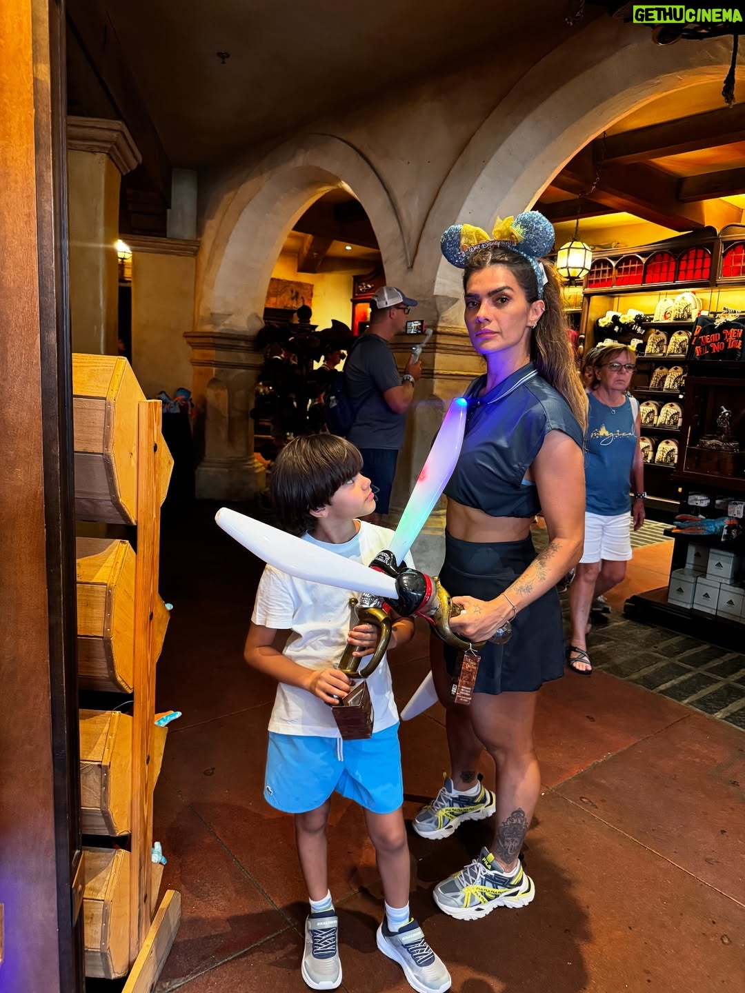 Kelly Key - 75.4K Likes - A Disney 🏰🐭🎆 é linda, encantadora, grandiosa mas o que torna essa experiência realmente especial é estarmos juntos… Entre filas, risadas, sorvetes, brinquedos e abraços apertados no meio do parque…

A maior aventura é essa: construir memórias que vão durar pra sempre. Essa é a mágica que nenhuma atração no mundo supera. ✨