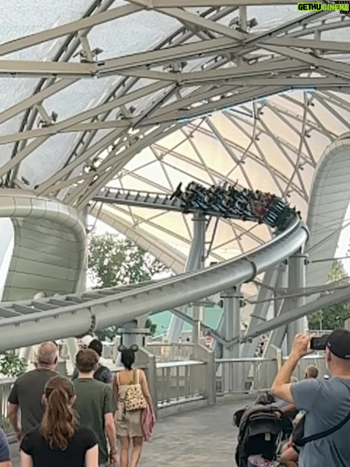 Kelly Key - 75.4K Likes - A Disney 🏰🐭🎆 é linda, encantadora, grandiosa mas o que torna essa experiência realmente especial é estarmos juntos… Entre filas, risadas, sorvetes, brinquedos e abraços apertados no meio do parque…

A maior aventura é essa: construir memórias que vão durar pra sempre. Essa é a mágica que nenhuma atração no mundo supera. ✨