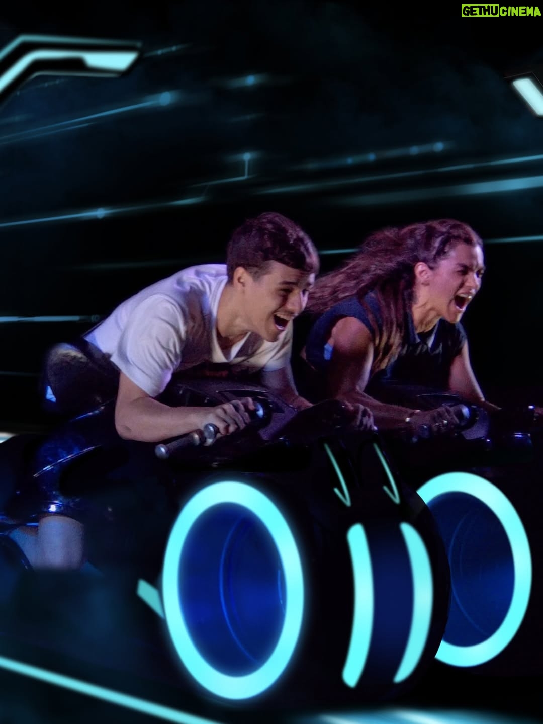 Kelly Key - 75.4K Likes - A Disney 🏰🐭🎆 é linda, encantadora, grandiosa mas o que torna essa experiência realmente especial é estarmos juntos… Entre filas, risadas, sorvetes, brinquedos e abraços apertados no meio do parque…

A maior aventura é essa: construir memórias que vão durar pra sempre. Essa é a mágica que nenhuma atração no mundo supera. ✨