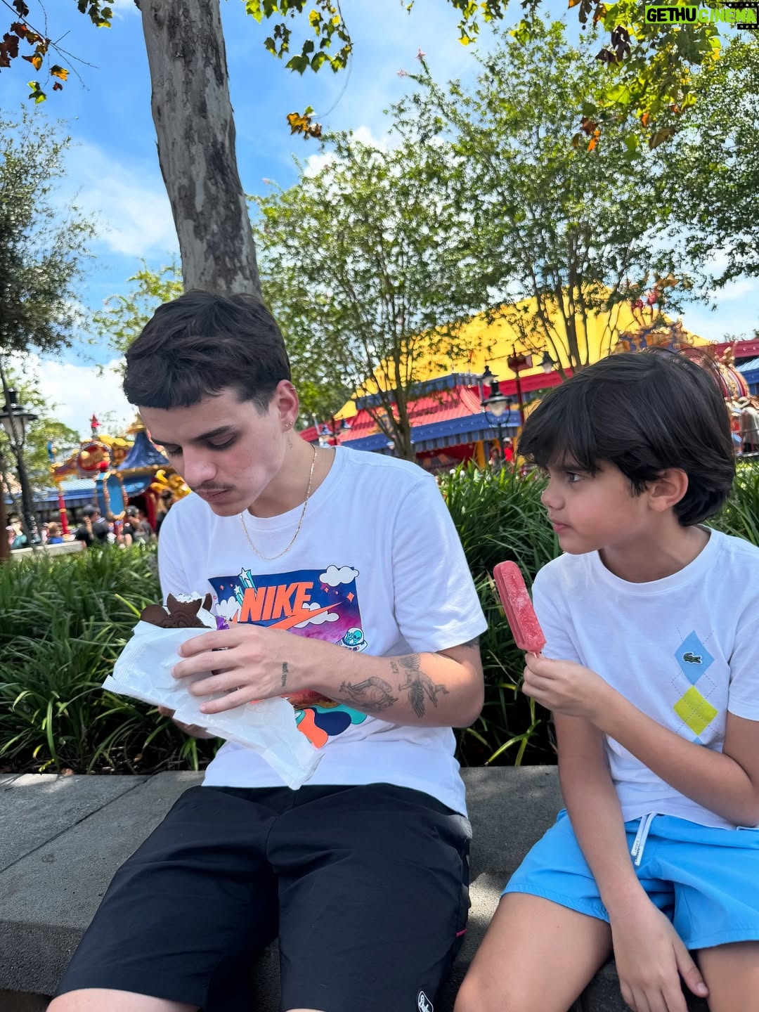 Kelly Key - 75.4K Likes - A Disney 🏰🐭🎆 é linda, encantadora, grandiosa mas o que torna essa experiência realmente especial é estarmos juntos… Entre filas, risadas, sorvetes, brinquedos e abraços apertados no meio do parque…

A maior aventura é essa: construir memórias que vão durar pra sempre. Essa é a mágica que nenhuma atração no mundo supera. ✨