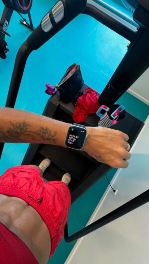 Kelly Key Instagram - A intenção desse vídeo é uma só:
Chamar sua atenção p o exercício!
E mais do que isso… p a forma como você se movimenta e o porquê.
Muita musa me pergunta: “Qual o melhor cardio?”
E a resposta é simples: depende de você, do seu objetivo e do seu corpo.
Como você se exercita hoje?
E qual estratégia tem feito sentido pra sua rotina?
Me conta aqui nos comentários — vou adorar saber como você tem se movimentado!