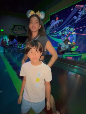 Kelly Key Instagram - A Disney 🏰🐭🎆 é linda, encantadora, grandiosa mas o que torna essa experiência realmente especial é estarmos juntos… Entre filas, risadas, sorvetes, brinquedos e abraços apertados no meio do parque…
A maior aventura é essa: construir memórias que vão durar pra sempre. Essa é a mágica que nenhuma atração no mundo supera. ✨