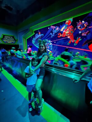 Kelly Key Instagram - A Disney 🏰🐭🎆 é linda, encantadora, grandiosa mas o que torna essa experiência realmente especial é estarmos juntos… Entre filas, risadas, sorvetes, brinquedos e abraços apertados no meio do parque…
A maior aventura é essa: construir memórias que vão durar pra sempre. Essa é a mágica que nenhuma atração no mundo supera. ✨
