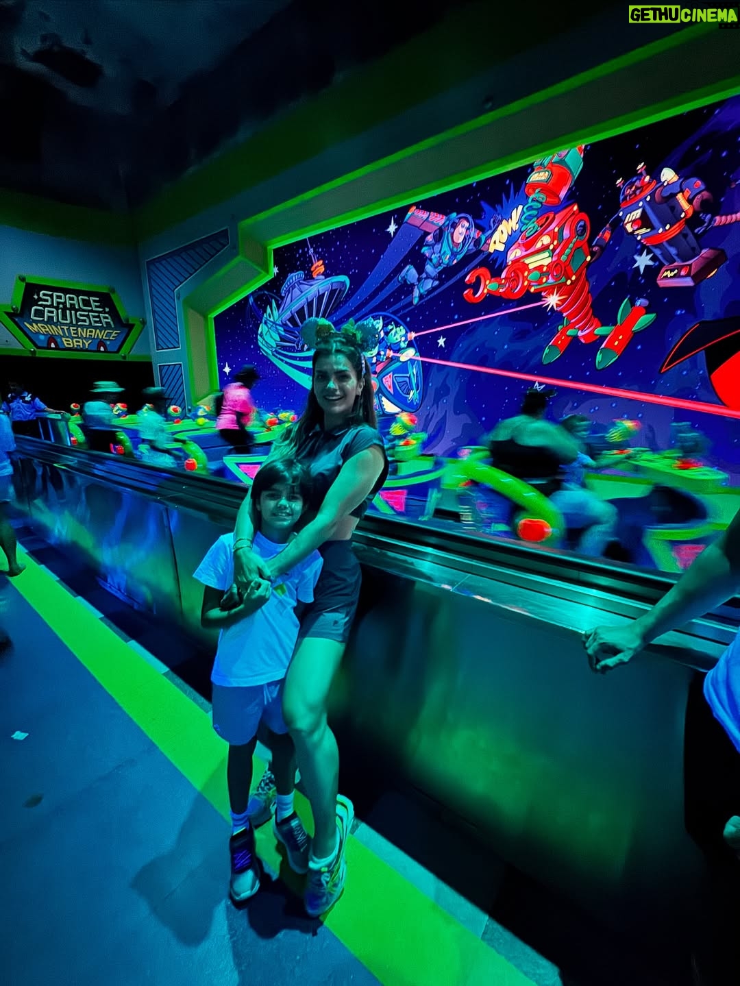 Kelly Key - 75.4K Likes - A Disney 🏰🐭🎆 é linda, encantadora, grandiosa mas o que torna essa experiência realmente especial é estarmos juntos… Entre filas, risadas, sorvetes, brinquedos e abraços apertados no meio do parque…

A maior aventura é essa: construir memórias que vão durar pra sempre. Essa é a mágica que nenhuma atração no mundo supera. ✨