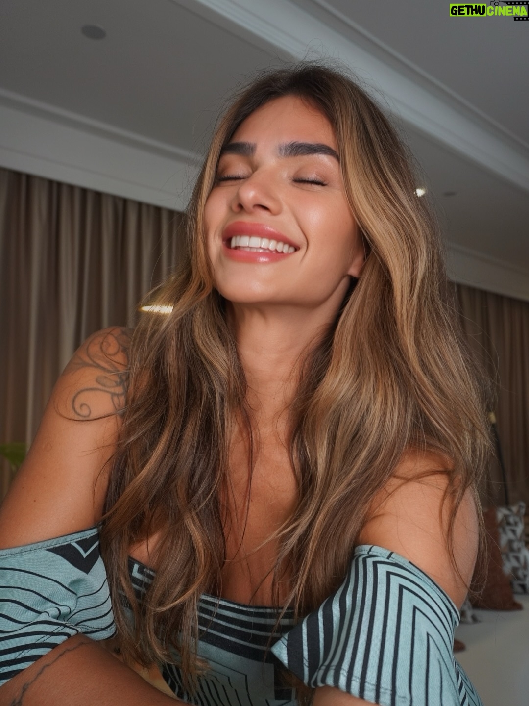 Kelly Key - 42K Likes - Amanhã tem Ep.3 de 40TONA 🖤
⠀
Já estive em lugares que me apagaram.
Já vivi relações que me quebraram em silêncio.
⠀
No terceiro episódio da série, eu falo sobre os traumas que um dia me destruíram — e os limites que hoje me protegem.
⠀
✨ É um episódio sobre relacionamentos abusivos, sobre exaustão emocional, e sobre a coragem de se reconstruir.
⠀
Compartilho bastidores da minha vida pessoal e profissional que muita gente nunca ouviu. Porque amadurecer também é reaprender a dizer NÃO.
⠀
Se você já sentiu que estava se perdendo só pra agradar… essa conversa é pra você.
⠀
Ative as notificações e me encontra aqui amanhã: 16h (Brasil) / 20h (Angola).
⠀
#Quarentona #Episodio3 #Mulherismo #Limites #Recomeços #NãoÉFraqueza