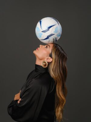 Kelly Key Instagram - Quem diria, né? Kelly Key no futebol…
Única mulher na presidência de um clube em toda África, conquistando vitórias e já transferindo jogadores p o mundo! ⚽💪🏼
E no meio disso tudo, sigo vivendo meu maior título: caminhar lado a lado no casamento e transformar sonhos em conquistas reais. 💚
O @projeto.kiala é a prova de que quando se caminha na mesma direção, dentro e fora de casa, os sonhos se tornam realidade. Em pouco tempo levantamos troféus, vimos nossos meninos brilharem em campo e já realizamos as primeiras transferências internacionais, passos firmes rumo ao nosso maior objetivo: formar e sermos o clube angolano que mais exporta talentos angolanos para o mundo.
Tudo isso só é possível porque caminhamos juntos, como casal, compartilhando visão, esforço e fé. No futebol e no casamento, a vitória é dividir o mesmo propósito e acreditar sempre no próximo capítulo dessa história.
Obrigada, minha amiga @danibadarofotografia por esses registros 🫶🏼