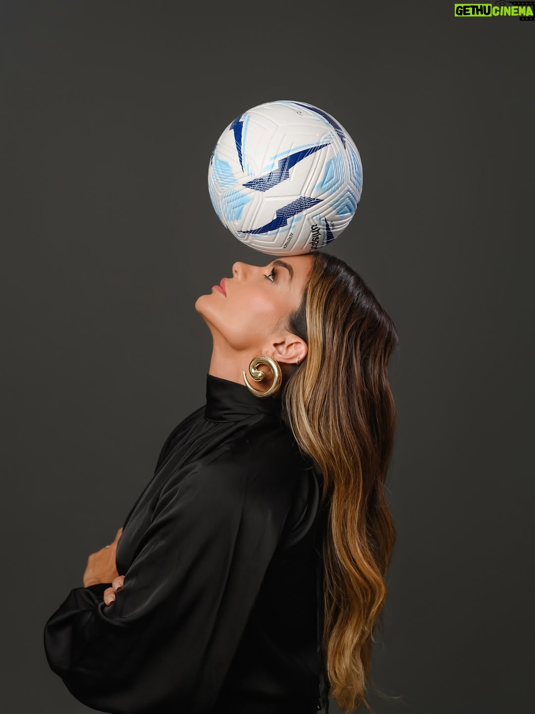 Kelly Key - 43.1K Likes - Quem diria, né? Kelly Key no futebol… 
Única mulher na presidência de um clube em toda África, conquistando vitórias e já transferindo jogadores p o mundo! ⚽💪🏼

E no meio disso tudo, sigo vivendo meu maior título: caminhar lado a lado no casamento e transformar sonhos em conquistas reais. 💚

O @projeto.kiala é a prova de que quando se caminha na mesma direção, dentro e fora de casa, os sonhos se tornam realidade. Em pouco tempo levantamos troféus, vimos nossos meninos brilharem em campo e já realizamos as primeiras transferências internacionais, passos firmes rumo ao nosso maior objetivo: formar e sermos o clube angolano que mais exporta talentos angolanos para o mundo.

Tudo isso só é possível porque caminhamos juntos, como casal, compartilhando visão, esforço e fé. No futebol e no casamento, a vitória é dividir o mesmo propósito e acreditar sempre no próximo capítulo dessa história.

Obrigada, minha amiga @danibadarofotografia  por esses registros 🫶🏼