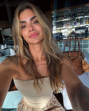 Kelly Key Instagram - Ontem foi um almoço de negócios. Mas também foi um lembrete: eu tenho me sentido muito bonita.
E não falo só da aparência — falo da mulher que me tornei.
Durante muito tempo, fomos ensinadas a esconder nosso brilho, a minimizar nossos elogios, como se reconhecer a própria beleza fosse arrogância ou falta de competência profissional. Mas hoje eu entendo que se enxergar bonita é um ato de coragem!
É valorizar a luz que vem de dentro, a força que transparece no olhar, no gesto, na fala.
A beleza que é minha e que também é sua.
Que não precisa de validação, porque já nasceu suficiente. Sim, eu me sinto lindíssima!
E tenho orgulho de dizer isso em voz alta. ♥️✨
E você? Consegue enxergar a sua beleza com o mesmo carinho que dedica aos outros?