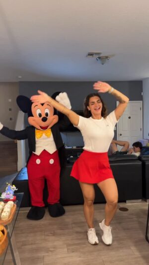 Kelly Key Instagram - Genteeeeee não me aguentei!!!
Estou muito nostálgica nesta viagem.
Obrigada @fairy_tales_parties que trouxe o @mickeydeorlando para esta festa 🫶🏼
